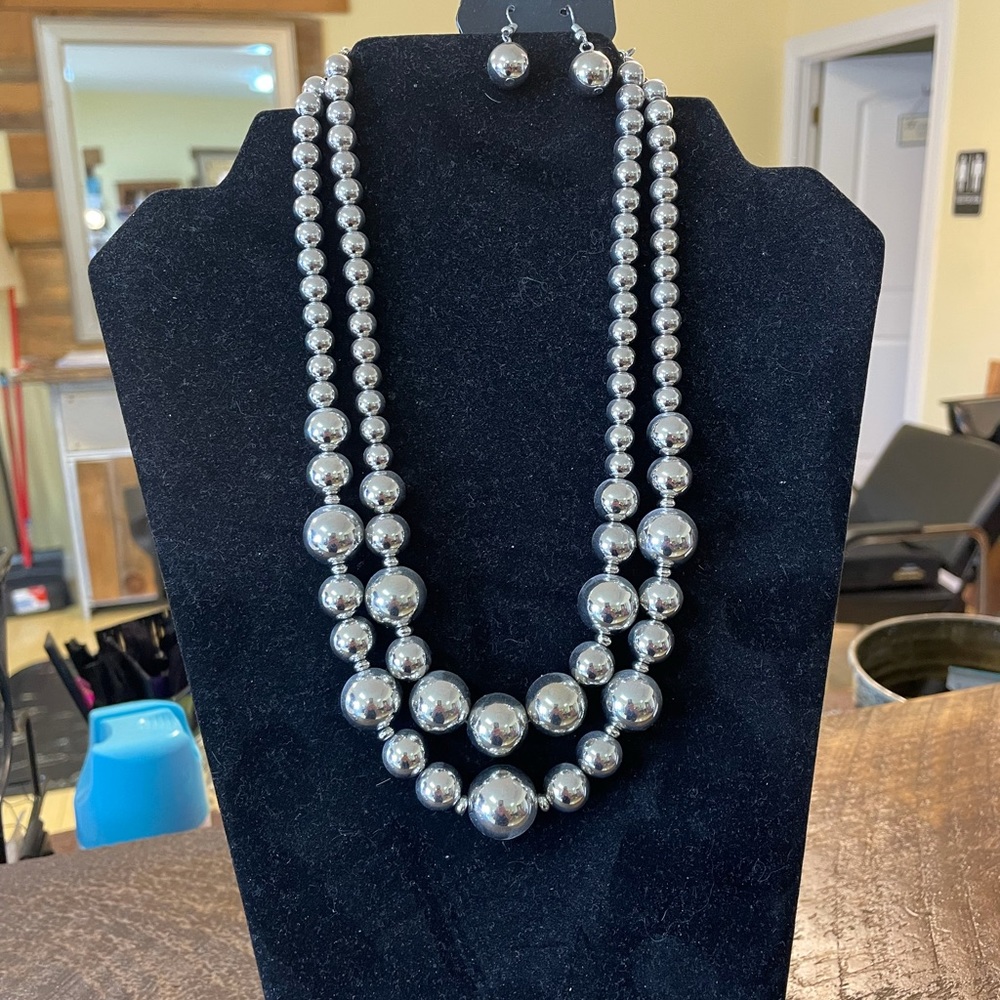 Necklace and earring set